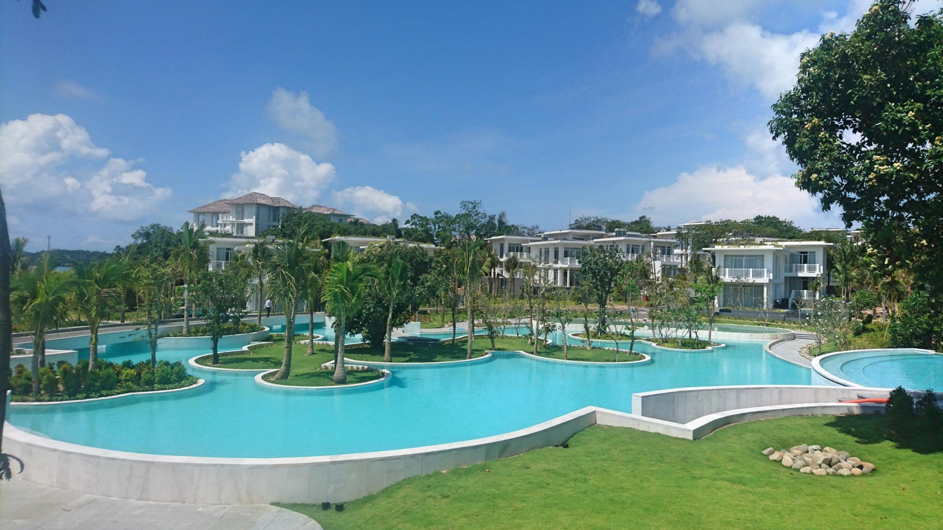 Mướt mắt với hình ảnh 2 bể bơi vô cực đầu tiên tại Phú Quốc HVC ...