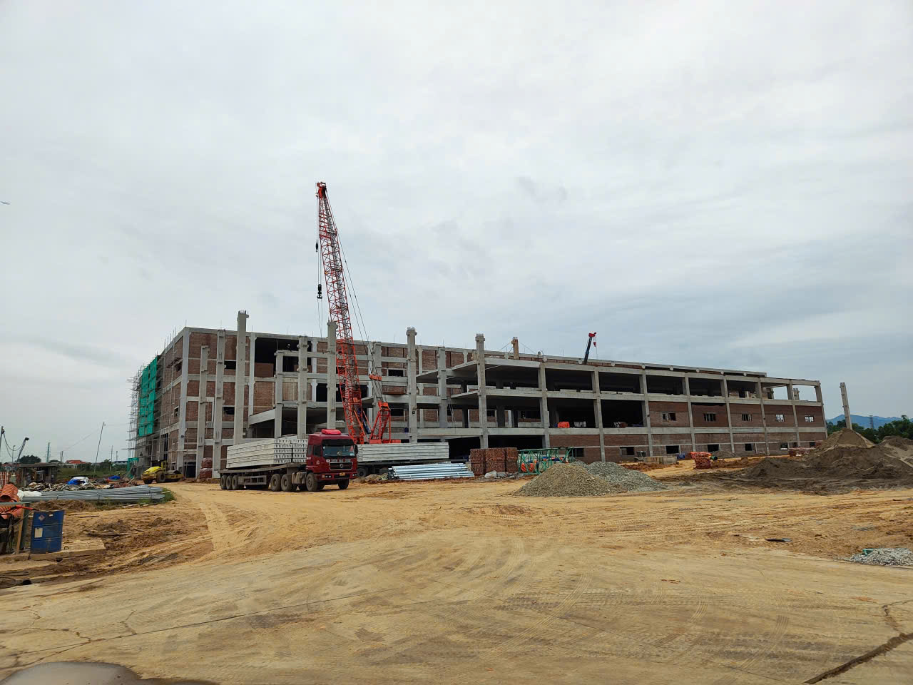 Nhà xưởng E10, E11 thuộc dự án Nhà máy UTI đang được HVC triển khai xây dựng cùng lúc