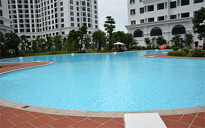 Cụm bể bơi thông minh số 1 nằm giữa tòa nhà R1 và R3