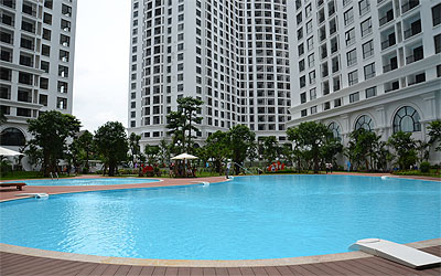 Cụm bể bơi thông minh số 2 nằm giữa tòa nhà R2 và R3
