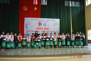 HVC Group trao tặng 50 phần quà Tết cho gia đình chính sách, học sinh có hoàn cảnh khó khăn