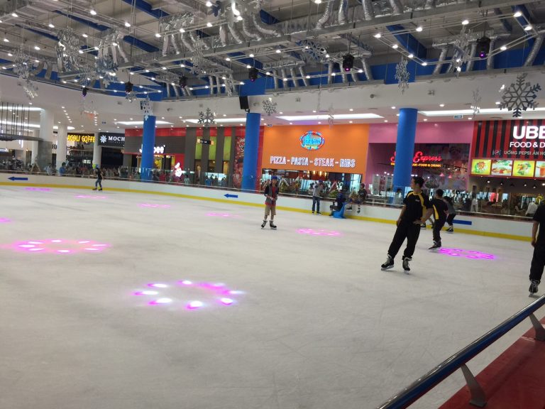 HVC finishes art ice rink at Vincom Da Nang shopping mall