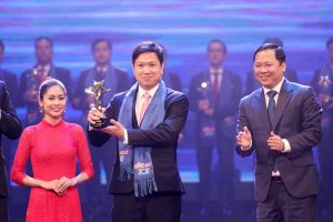 Lãnh đạo HVC nhận giải thưởng Sao Đỏ doanh nhân trẻ Việt Nam tiêu biểu 2017