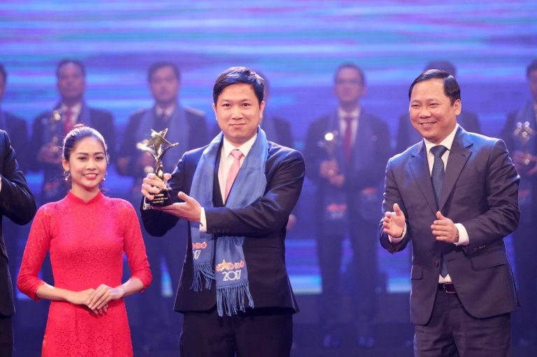 Lãnh đạo HVC nhận giải thưởng Sao Đỏ doanh nhân trẻ Việt Nam tiêu biểu 2017